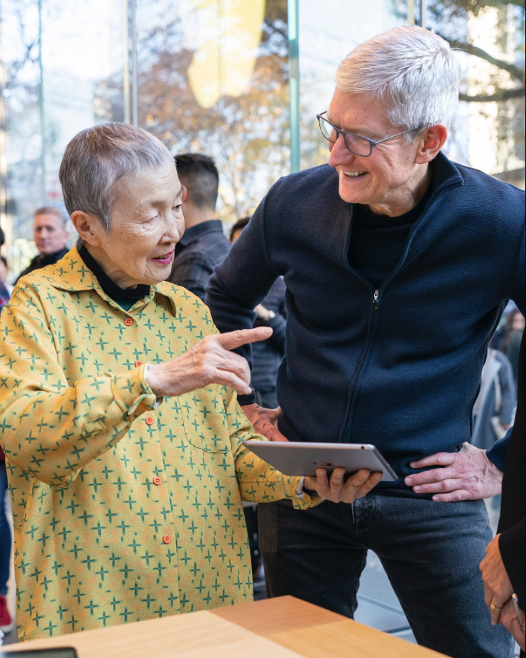 Masako Wakamiya meets Apple CEO Tim Cook